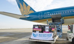 04122015_AirbusFoundation Avión de Vietnam Airlines A350 XWB cargando los juguetes en Toulouse.