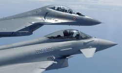 Eurofighter Sukhoi Formación de un Eurofighter de la RAF y un Sukhoi Su-35 de la Fuerza Aérea india.