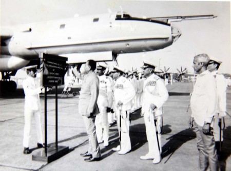   El Ministro de Defensa Indio K.C. Pant, en la ceremonia de recepción del primer Tu142ME en India en 1988
