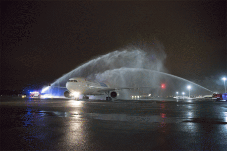 Arco de agua para despedir el primer vuelo a Hangzhou desde Barajas