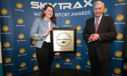 20170314-Skytrax2017- Elena Mayoral, directora del aeropuerto Adolfo Suárez Madrid-Barajas recibe el premio Skytrax al Mejor Aeropuerto del Sur de Europa 2017.