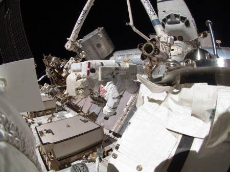 Astronautas del Endeavour trabajando en el exterior de la ISS