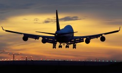 747_amanecer Boeing considera que con el incremento de aviones comerciales previsto para los próximos 20 años harán falta en torno a 1,1 millones de nuevos pilotos y técnicos de mantenimiento.