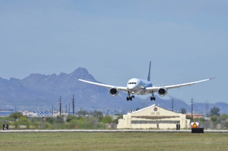 Aterrizaje en Davis Monthan del Boeing 787 en su último vuelo.