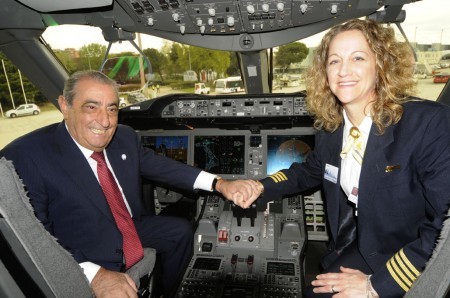 La capitán Walsh, piloto a los mandos del primer vuelo del B-737 MAX 9, con Juan José Hidalgo en la cabina del B-787 en Madrid en 2012.