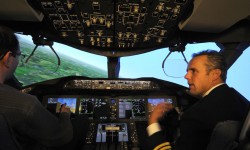 787cockpit02 El centro de instrucción de Londres Gartwick dispone, entre otros, de dos simuladores de Boeing 787.