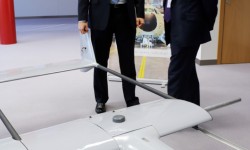 8897075-14097923 Antonio Gómez-Guillamón, director general de AERTEC Solutions (derecha), y Pedro Pablo Sánchez, director de Innovación de la compañía (izquierda), con una de las plataformas UAV desarrolladas por la empresa.