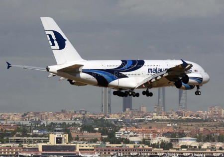 Airbus A380 de Malaysia Airlines aterrizando en Madrid en un vuelo chárter para transportar al Real Madrid.