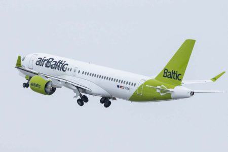 Air Baltic ha introducido una ligera modificación en su librea al extender el verde de la cola por la parte inferior del fuselaje como es la nueva moda entre las aerolíneas.