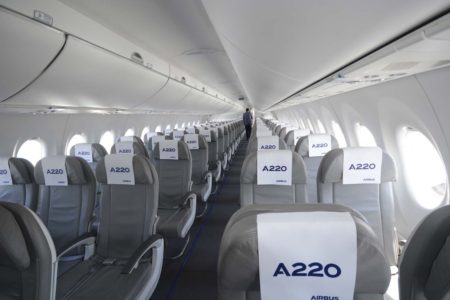 La cabina del A220 cuenta con filas de cinco asientos.