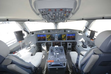 Cockpit del A220, casi igual al de los aviones Airbus.