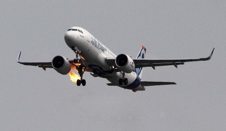Fallo del motor en despegue del primer Airbus A320neo (Foto Gorkano FR)