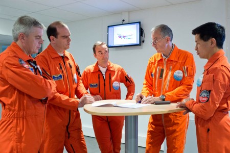 De izquierda a derecha:Philippe Perrin, Philippe Pupin, Jean-Michel Pin, Malcolm Ridley y Tuan Do, la tripulación del primer vuelo.