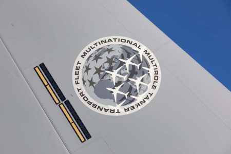 Emblema de la Flota Internacional de MRTT de la OTAN en la cola de losa aviones.