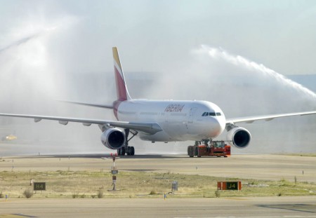 Arco de agua de bienvenida al primer Airbus A330 de Iberia