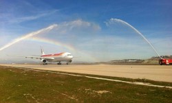 A330_iberia_arco Durante su rodaje a La muñoza ha sido saludado por los bomberos del aeropuerto.