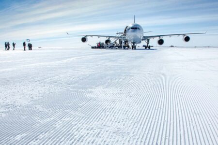 Pista y plataforma se preparan, limpiando la nieve suelta sobre el hielo, y revisan antes de  cada vuelo.