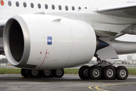 El motor Rolls-Royce Trent XWB de 97.000 libras de empuje y el nuevo tren de aterrizaje de seis ruedas.