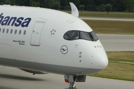 El A350 es el primer avión de Airbus que incorpora una escotilla en el techo del cockpit para evacuación. Los demás modelos cuentan con ventanas que se abren y sirven para salir con ayuda de cuerdas.