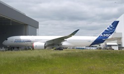 A350_001 Ya pintado, el "rollout" del A350 ha sido interno para no retrasar el primer vuelo.