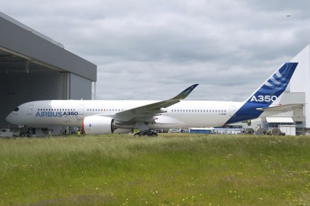 A350_001 Ya pintado, el "rollout" del A350 ha sido interno para no retrasar el primer vuelo.
