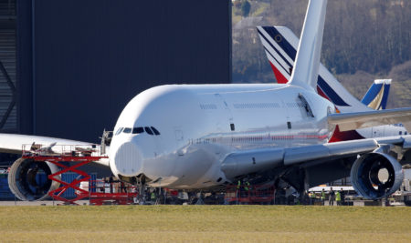 El A380 msn003 al inicio de los trabajos, ya sin motores, durante la retirada de los elementos de cabina.