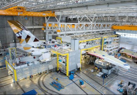 La factoría Jean-Luc Lagardere se divide en espacios de oficinas, una sección donde se reciben las piezas que forman el avión y donde se lleva a cabo el ensamblaje estructural, y dos naves para el resto de los trabajos.