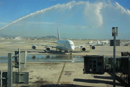 Crédito: Carlos Navarro. El A380 de Emirates recibido en El Prat con un arco de agua
