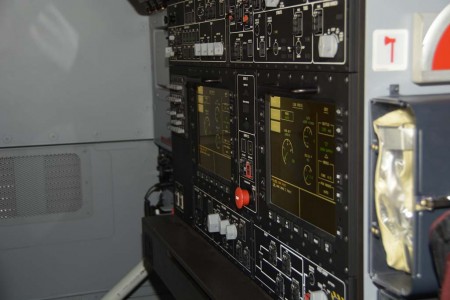 Consola de control para el jefe de caga. Aunque este avión no está equipado para repostar en vuelo a otros, la consola incluye los mandos para ello.