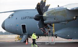 A400M Alemania Lituania El A400M con la delatadora mancha de aceite en la carena del motor.
