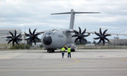 A400M pod01 El A400M con los pods de reabastecimiento en vuelo.