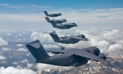 A400M vuelo formacion Los aviones producidos por Airbus Defense and Space en Sevilla son la principal exportación aeroespacial andaluza.