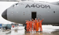 A400M_001 Nacho Lombo, piloto de pruebas experimentales, Ed Strongman, jefe de pilotos de prueba de Airbus Military, Gerard Leskerpit, ingeniero de ensayos en vuelo, Eric Isorce, jefe de ensayos en vuelo del A400M, y Didier Ronceray y Jean-Philippe Cottet, ingenieros senior de ensayos en vuelo, formaron la tripulación del Grizzly 1 en su primer y último vuelo.