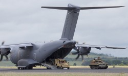 A400M_despliegue Un vehículo blindado de reconocimiento Scimitar y un vehículo armad de apoyo abandonan el A400M.