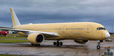 El Airbus A350 A7-ALL de Qatar Airways en Shannon tras detectarse el problema en el fuselaje al retirar la pintura.
