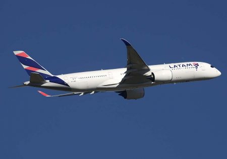 En 2017 Qatar Airways alquiló varios A350 de LATAM, con matrícula qatarí, por los retrasos en las entregas de sus nuevos aviones. Madrid fue uno de los destinos a los que volaron estos aviones.