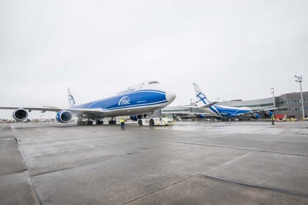 Los dos nuevos Boeing 747-8F de Air Bridge Cargo en el centro de entregas de  Boeing antes de iniciar sus vuelos de entrega.