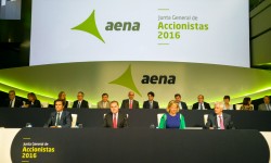 AENA junta 2016 Mesa de la junta de accionistas de AENA.