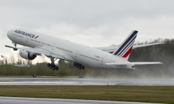 Despegue de Paine Field (Everett) del Boeing 777-328ER F-GZNL.
