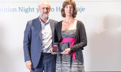 AMorales Alicia Morales, Márketing Manager de Iberia Mantenimiento, recibe el reconocimiento del Ayuntamiento de Madrid como Embajadora Honorífica de la capital.