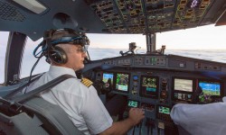ATR 72-600 cockpit ATR ha incluido la posibilidad de usar un sistema de visión aumentada para condiciones de baja visibilidad que puede usarse en forma de gafas como las usadas por el piloto de la foto.