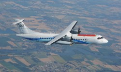 ATR 72 Clean Sky El prototipo del ATR 72-600 durante el primer vuelo de pruebas con el panel de material compuesto (en rojo) con el que han sustituido uno de los originales de aluminio.