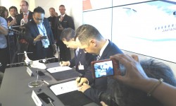 ATR firma Japan Air Commuter Los presidentes de ATR y Japan Air Commuter durante la firma del contrato entre ambas empresas en el salón de Le Bourget.