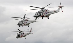 Los tres helicópteros despegaban juntos para sus demostraciones aéreas.