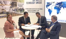 Acuerdo Alestis CATEC Le Bourget Firma en el salón de Le Bourget del acuerdo entre Alestis y CATEC a cargo de Javier Díaz Gil, consejero delegado de Alestis y Joaquín Rodríguez Grau, director gerente de FADA-CATEC. Junto a ellos Natalia González, directora de Industria, Energía y Minas de la Junta de Andalucía; y Antonio González Marín, director de la Agencia IDEA y presidente de FADA