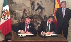 Acuerdo España México Firma del acuerdo entre España y México por parte del ministro de Fomento, Iñigo de la Serna (izquierda), y el canciller de México, Luis Videgaray (derecha), con el ministro español de Exteriores, Alfonso Dastis, como testigo (de pie).