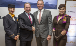 Acuerdo-Lufthansa-Etihad A la izquierda James Hogan, presidente de Etihad, y derecha Carsten Spohr, presidente del Grupo Lufthansa.