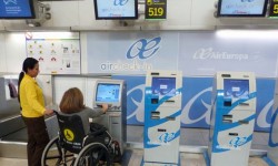Aena-Aeropuertos-personas-movilidad-reducida_TINIMA20130118_0250_5 Servicio de Asistencia a Personas con Movilidad Reducida de Aena