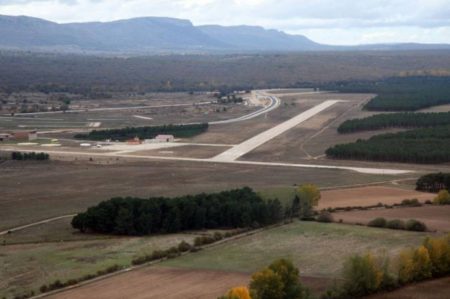El aeródromo de Garray está junto al pueblo del mismo nombre, a unos 6 km al norte de Soria.