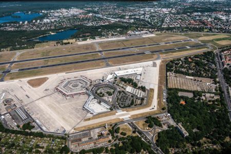 Vista aérea del aeropuerto de Berlín Tegel que se cerrará al tráfico comercial el 8 de noviembre.